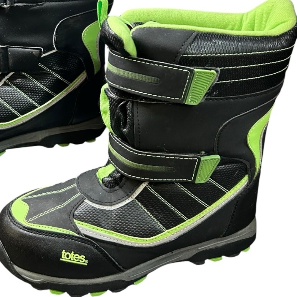 Totes “Seth” Style | PO# 210041508
Men’s Size 6 (fits Women’s 8.5) green black